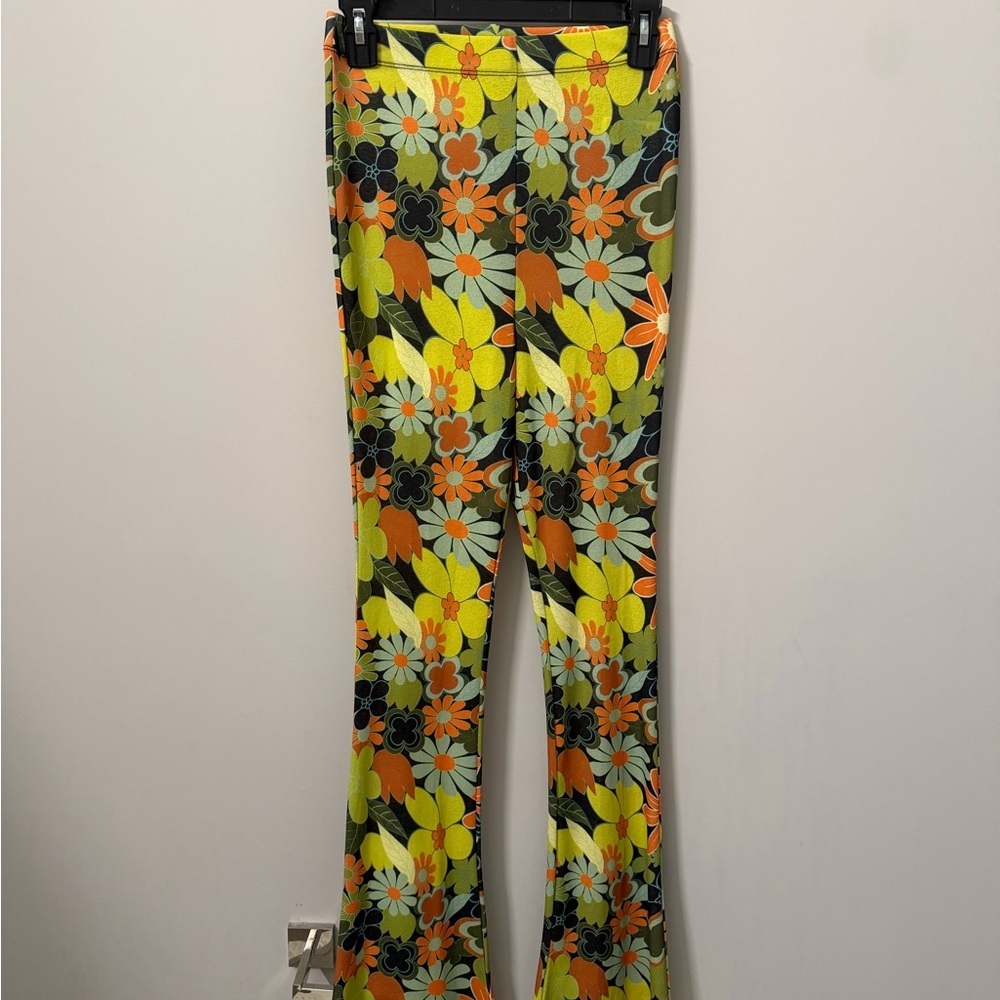 Nasty Gal - Floral High-Rise Flared Pants in Green-Orange - Picture 3 of 6